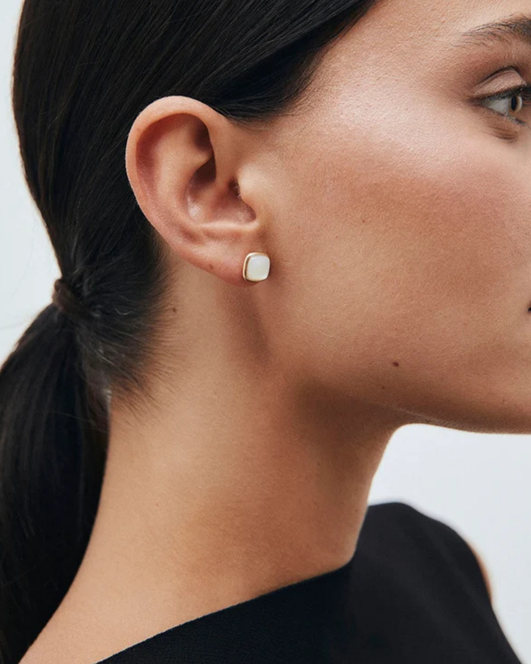 BRINCOS AVELIE STUD WHITE MOTHER-OF-PEARL